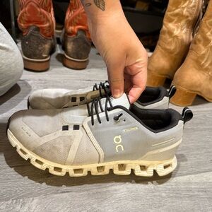 ON Women's Gray Athletic Shoes